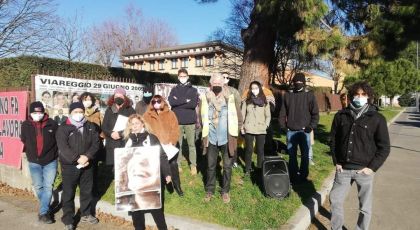 Familiari e cittadini di Viareggio presenti davanti al tribunale a Milano